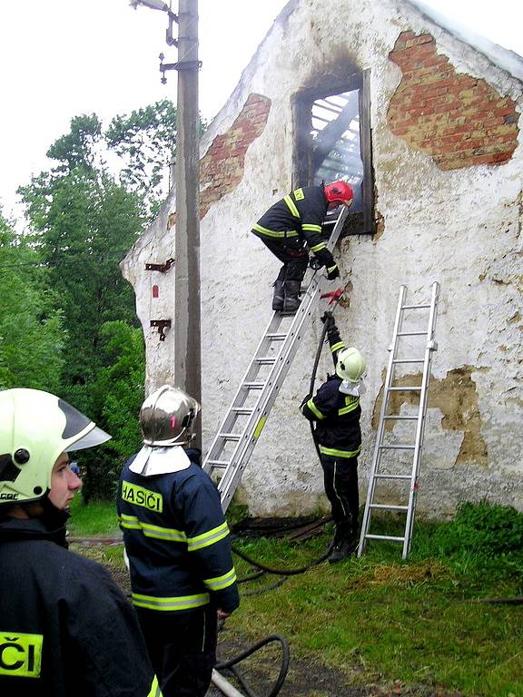 Hasiči zasahovali při požáru chléva v Načešicích.