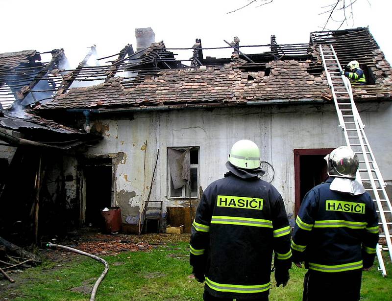 Hasiči zasahovali při požáru chléva v Načešicích.