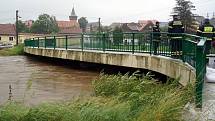Novohradka v Luži dosáhla 25. června 3. stupně povodňové aktivity - stav zhruba v 10:40. 