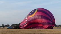 Přistání zážitkového horkovzdušného balónu jižně od Vlčnova v podvečer 2. srpna 2022.