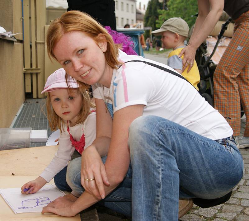 Takto slavily děti čarodějnice v Chrudimi u divadla