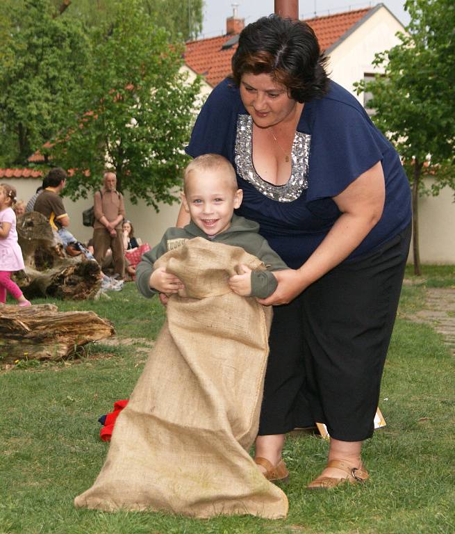 Takto slavily děti čarodějnice v Chrudimi u divadla