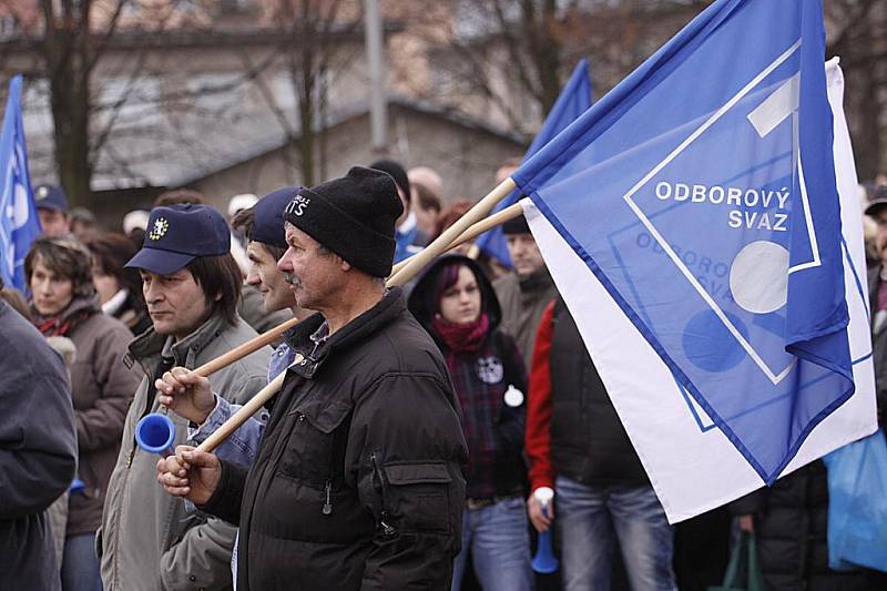 DEMONSTRACE KVŮLI MZDÁM. Zaměstnanci z firem ETA, Plastkov i z dalších hlineckých podniků se včera sešli na mítinku pod širým nebem, na kterém je odboráři seznámili s průběhem jednání mezi odbory a vedením podniků o nových kolektivních smlouvách.