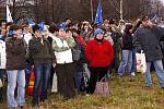 DEMONSTRACE KVŮLI MZDÁM. Zaměstnanci z firem ETA, Plastkov i z dalších hlineckých podniků se včera sešli na mítinku pod širým nebem, na kterém je odboráři seznámili s průběhem jednání mezi odbory a vedením podniků o nových kolektivních smlouvách.