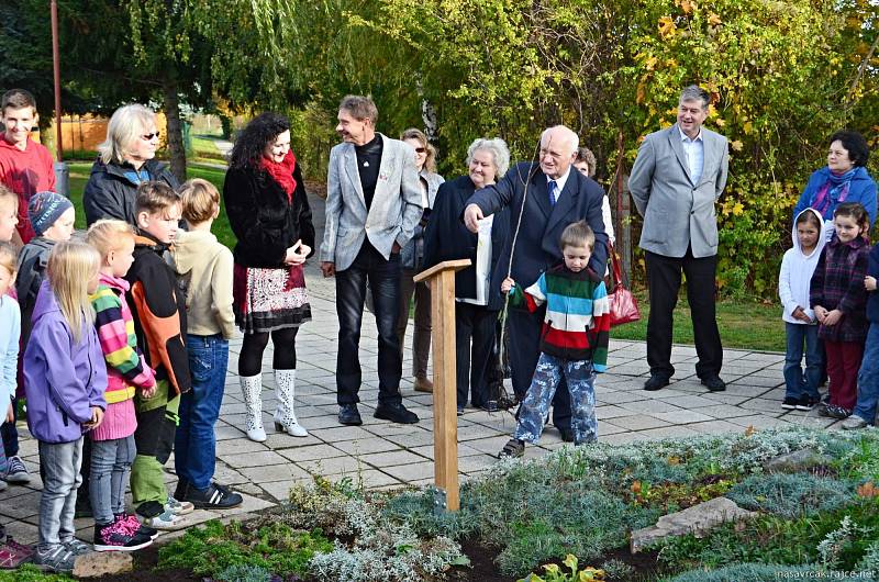 Před ZŠ v Nasavrkách byla vysazena odnož lidické hrušně jako připomínka lidické a ležácké tragédie.