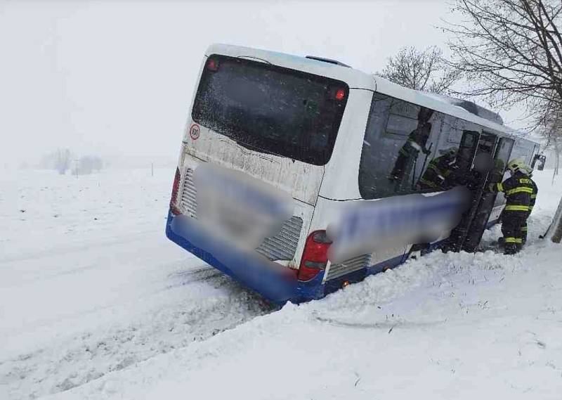 Sníh komplikuje dopravu v kraji. Klášterec nad Orlicí.