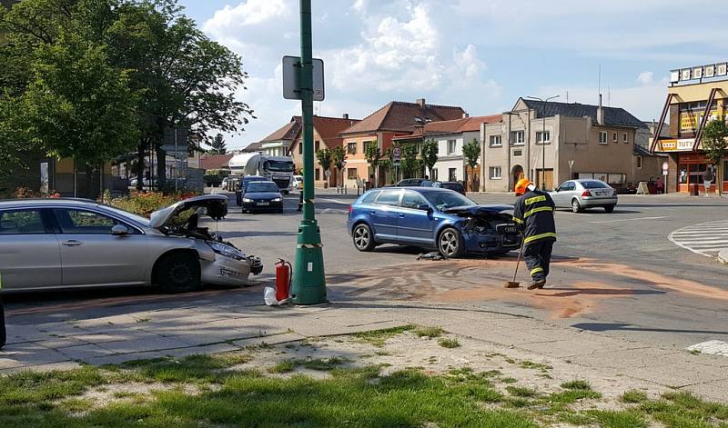 Nehoda komplikovala dopravu na náměstí v Ronově