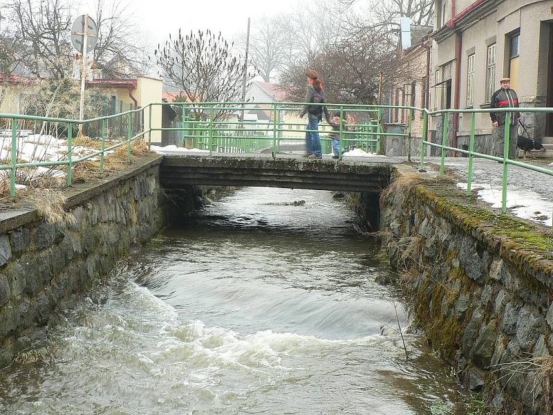 Zvýšenou hladinu řek zaznamenali i na Hlinecku. 