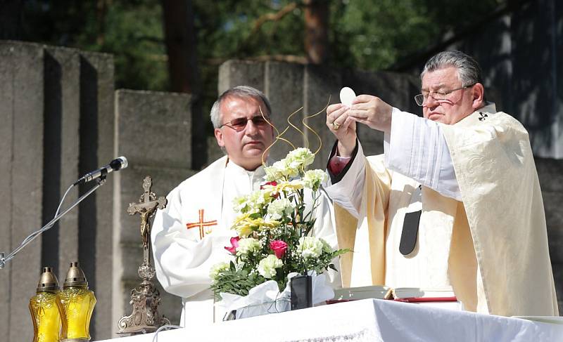 Pietní akt k 70. výročí vyhlazení osady Ležáky. Mši u památníku celebroval kardinál Dominik Duka.