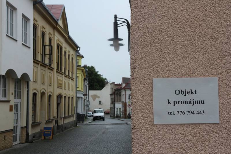 MĚSTO SE VYLIDŇUJE. Poprvé od roku 1989 klesl počet občanů pod 10 tisíc . To by ještě nedávno mělo vliv na finanční toky, které souvisí s rozpočtovým určením daní. Díky novele zákona ale město do jiné daňové tabulky neskočilo, naopak si mírně polepší.