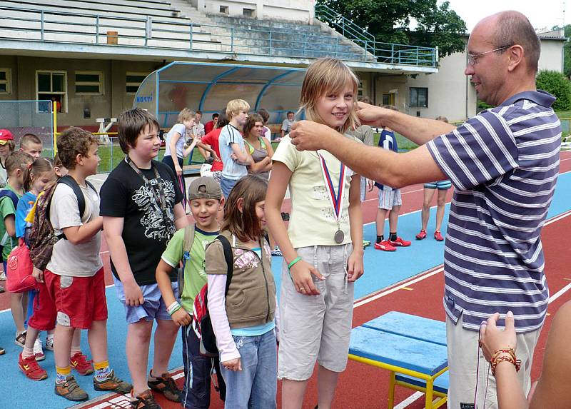 Při olympijském klání na Letním stadionu v Chrudimi, který pořádala Základní škola U Stadionu, se soutěžilo v lehké atletice.