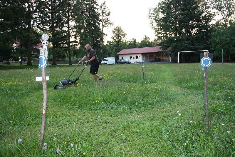 Cestu domů z piva v Hiltonu usnadňuje kruhový objezd