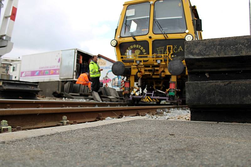 Oprava trvala týden a výrazně omezila tranzitní dopravu ve městě.