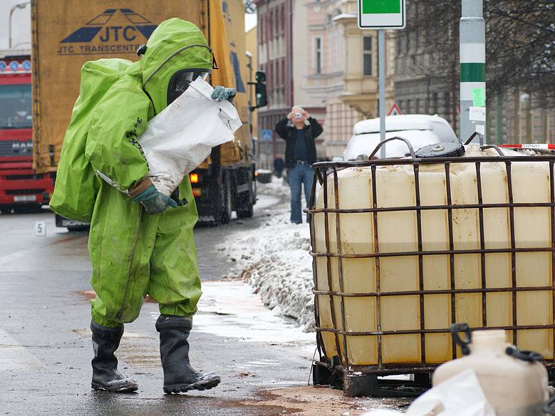 Hasiči v protichemických oblecích neutralizují kyselinu, která unikla  z barelu. Nádoba vypadla z kamionu u kruhového objezdu poblíž hotelu Bohemia v Chrudimi