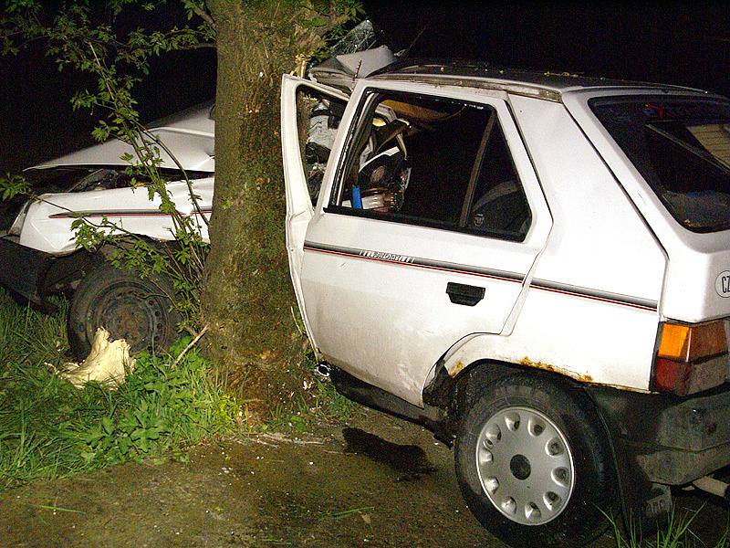 Řidič při něhodě mezi Tuněchody  Mněticemi narazil do stromu. Hasiči ho museli z auta vyprostit. 