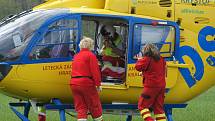 Pro těžce zraněného mladíka musel přiletět vrtulník letecké záchranné služby.