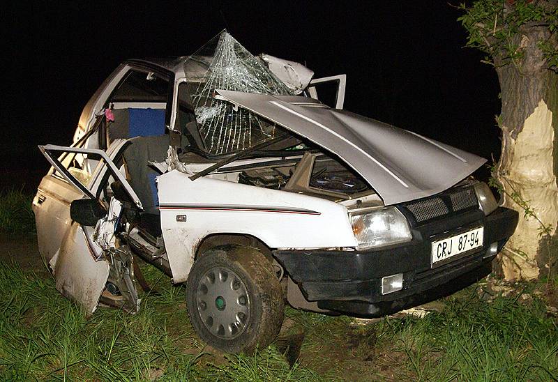 Řidič při něhodě mezi Tuněchody  Mněticemi narazil do stromu. Hasiči ho museli z auta vyprostit. 