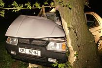 Řidič při něhodě mezi Tuněchody  Mněticemi narazil do stromu. Hasiči ho museli z auta vyprostit. 