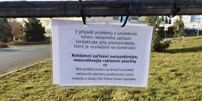 V Příbrami vzal neznámý člověk věc do svých rukou a reklamní nosiče zlikvidoval. Takhle ale město Chrudim postupovat nechce, hodlá jít proti problému legální cestou.