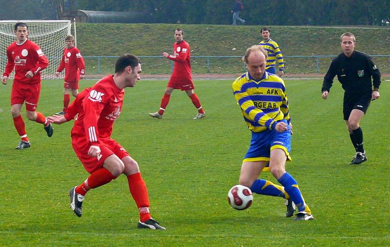 Z divizního fotbalového derby AFK Chrudim - Tesla Pardubice (v červeném).