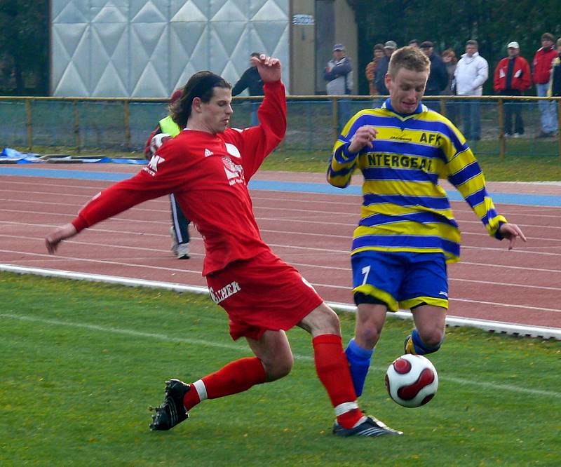 Z divizního fotbalového derby AFK Chrudim - Tesla Pardubice (v červeném).