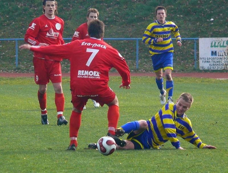 Z divizního fotbalového derby AFK Chrudim - Tesla Pardubice (v červeném).