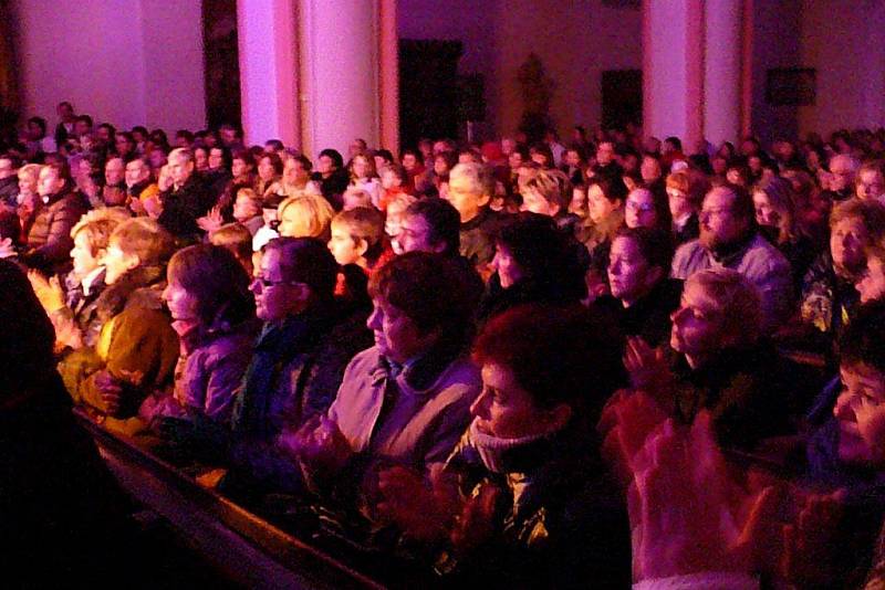 Koncert Lucie Bílé se uskutečnil v chrudimském kostele Nanebevzetí Panny Marie.