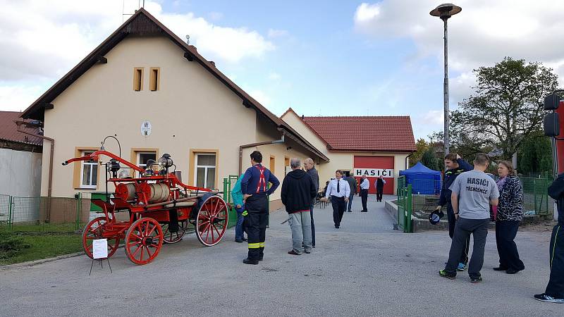 V Hošťalovicích otevřeli novou zbrojnici.