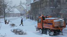 Únorové přívaly sněhu ochromily město Hlinsko.