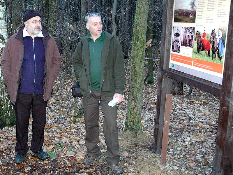 Slavnostního zahájení provozu na naučné stezce se zúčastnil také radní Pardubického kraje Petr Šilar (vlevo), který naslouchal výkladu Milana Morcha, předsedy nasavrcké organizace Českého svazu ochránců přírody.