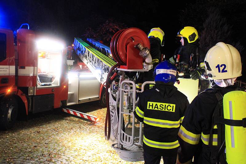 Zásah hasičských jednotek trval celou noc, až po osmé hodině mohli do objektu vstoupit vyšetřovatelé.
