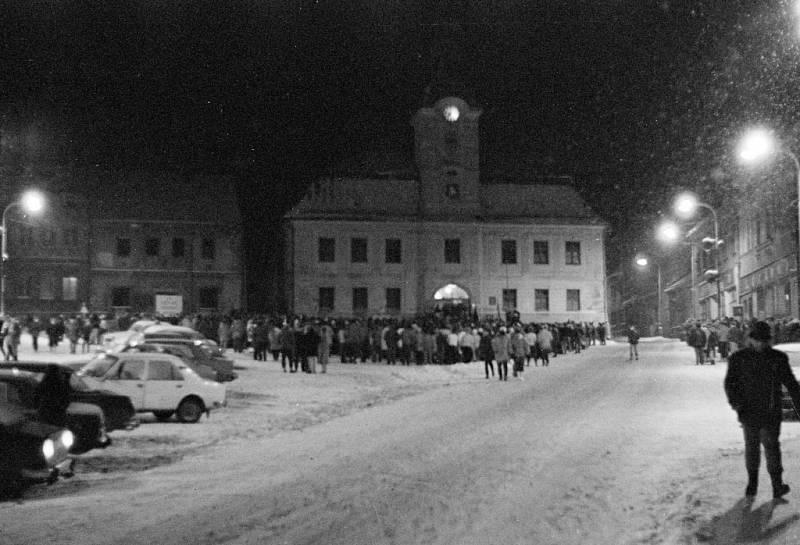 17. listopad 1989: Demonstranti v Hlinsku zaplnili celé náměstí.