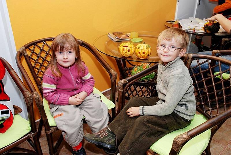 Akci pro ty nejmenší „ Vydlab si svého Dýňáka“ připravilo mateřské centrum Třemánek v Třemošnici.