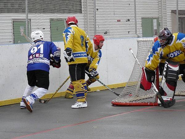 Nováček 1 nároční hokejbalové ligy, Ježci Heřmanův Městec, dokázal jako jediný podruhé v soutěži porazit lídra tabulky Kovo Praha. 