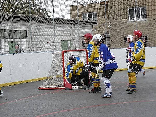 Nováček 1 nároční hokejbalové ligy, Ježci Heřmanův Městec, dokázal jako jediný podruhé v soutěži porazit lídra tabulky Kovo Praha. 