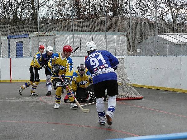 Nováček 1 nároční hokejbalové ligy, Ježci Heřmanův Městec, dokázal jako jediný podruhé v soutěži porazit lídra tabulky Kovo Praha. 