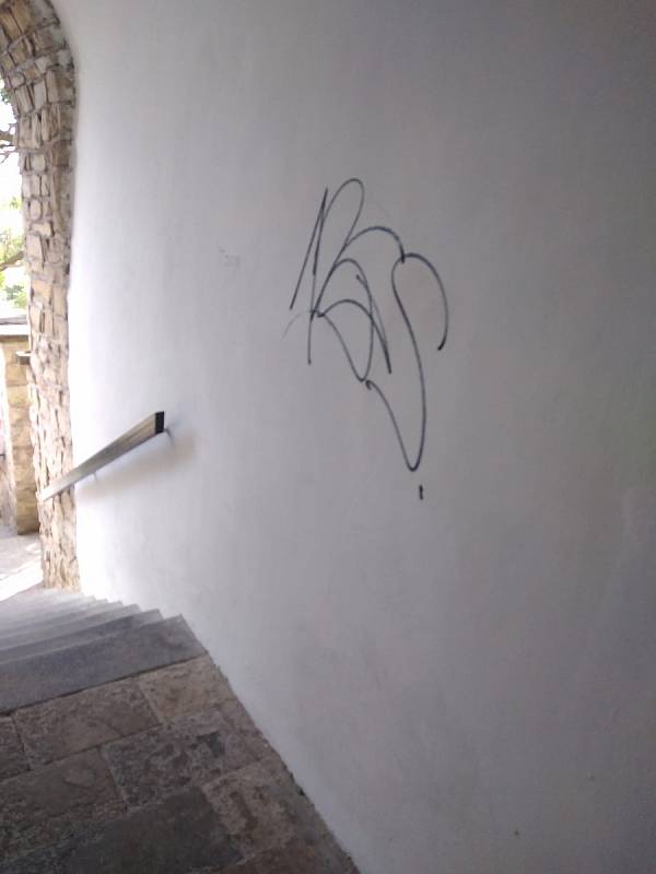O víkendu se na vybílenou zeď kdosi "podepsal". Tyto obrazce se objevují i na dalších místech Chrudimě.