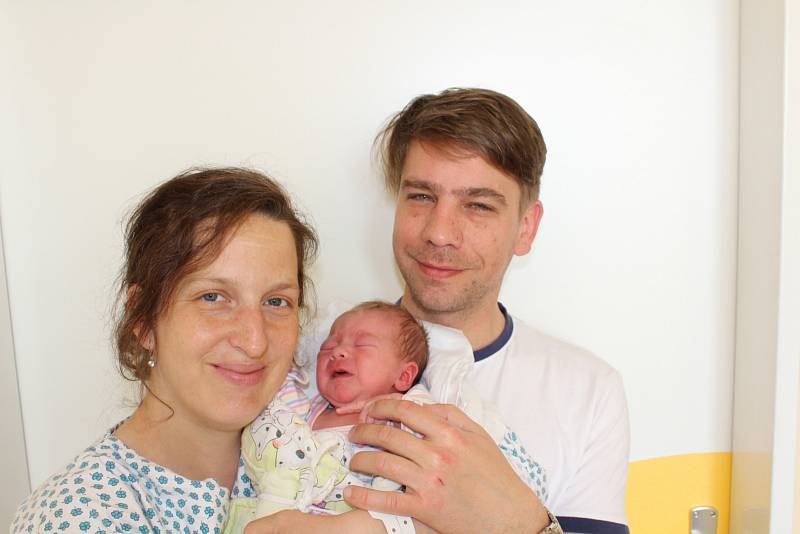 RIA SLAVÍKOVÁ (3,2 kg a 48 cm) si pro svůj příchod k rodičům Viktorovi a Pavle z Chrudimi a sestřičce Elise (3) vybrala datum 28.5. ve 12:05.  
