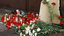 Chrast se zahalila do smutku. Na místo tragické nehody lidé pokládali květiny a zapalovali zde svíčky.