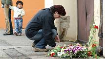 Druhý den po tragédii pokládali po celý den lidé na místo nehody květiny a zapalivali svíčky.