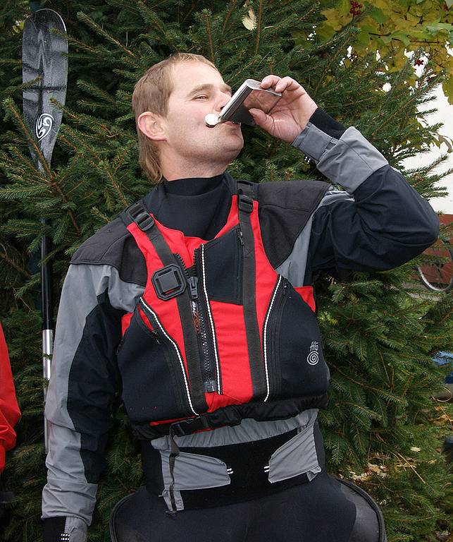 Vodácká sezona končí, vodáci z Ronova proto uspořádali tradiční Zamykání Doubravy.