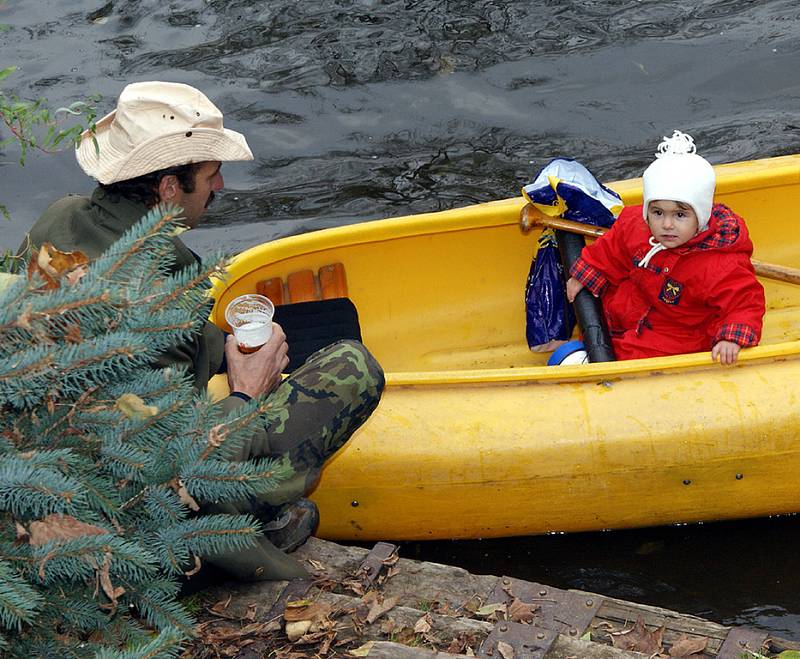 Vodácká sezona končí, vodáci z Ronova proto uspořádali tradiční Zamykání Doubravy.