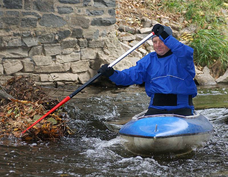 Vodácká sezona končí, vodáci z Ronova proto uspořádali tradiční Zamykání Doubravy.