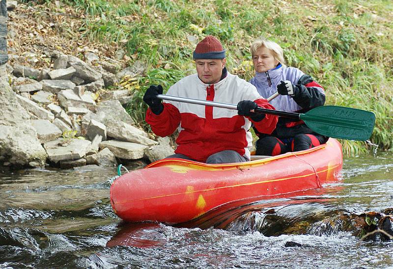 Vodácká sezona končí, vodáci z Ronova proto uspořádali tradiční Zamykání Doubravy.