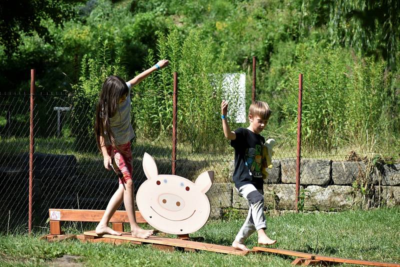 Zatímco děti si na Loutkářské Chrudimi užívají například dřevěnou dílnu, dospělí nepohrdnou divadelním představením nebo večerním koncertem v letním kině.