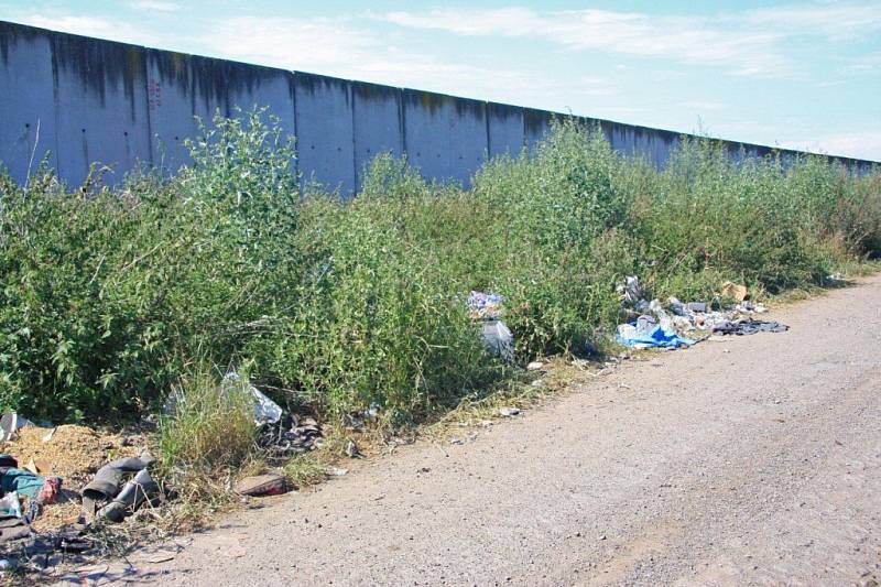  Příjezd k letišti u Nabočan hyzdí hromady odpadků.