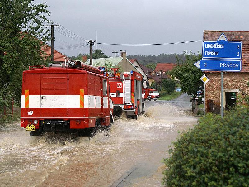 LOKÁLNÍ POVODEŇ. Takto to vypadalo v sobotu v zatopených oblastech Chrudimska.