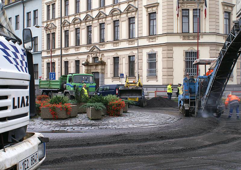 V sobotu a v neděli nahradí na kruhovém objezdu Na Bídě automobily dělníci. Křižovatka je uzavřena a čeká ji oprava povrchu.