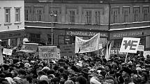 17. listopad 1989: Demonstranti v Hlinsku zaplnili celé náměstí.