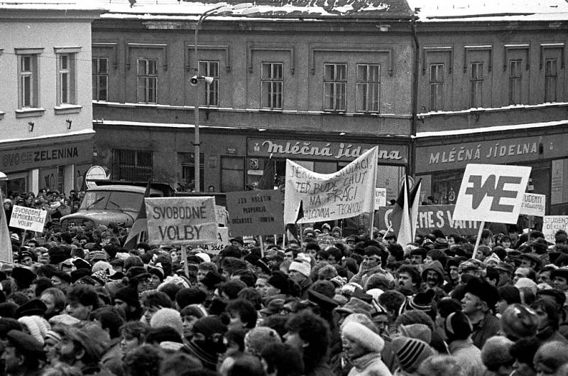 17. listopad 1989: Demonstranti v Hlinsku zaplnili celé náměstí.